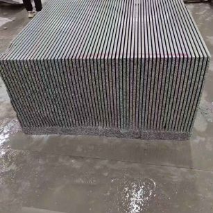 湛江芝麻白毛板荒料切割